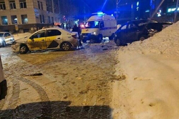 Таксист не пропустил машину, которая двигалась по главной Таксист не пропустил машину, которая двигалась по главной
