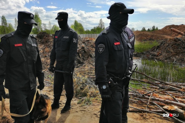 Полицейские с ОМОНом и собаками несколько раз в неделю навещают лагерь активистов Полицейские с ОМОНом и собаками несколько раз в неделю навещают лагерь активистов