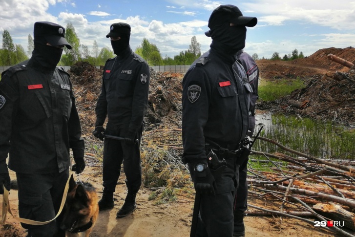 Полицейские с ОМОНом и собаками несколько раз в неделю навещают лагерь активистов Полицейские с ОМОНом и собаками несколько раз в неделю навещают лагерь активистов