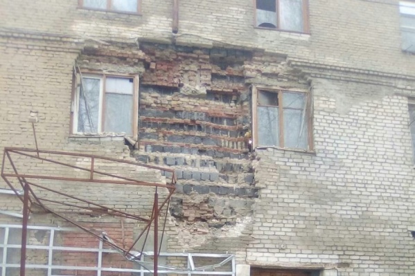 Управляющая компания должна была укрепить разрушающиеся стены ещё в апреле Управляющая компания должна была укрепить разрушающиеся стены ещё в апреле