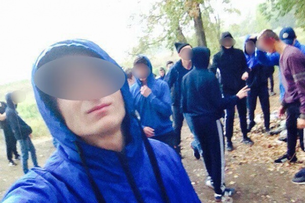 Молодые люди делали селфи на фоне избиения подростка Молодые люди делали селфи на фоне избиения подростка