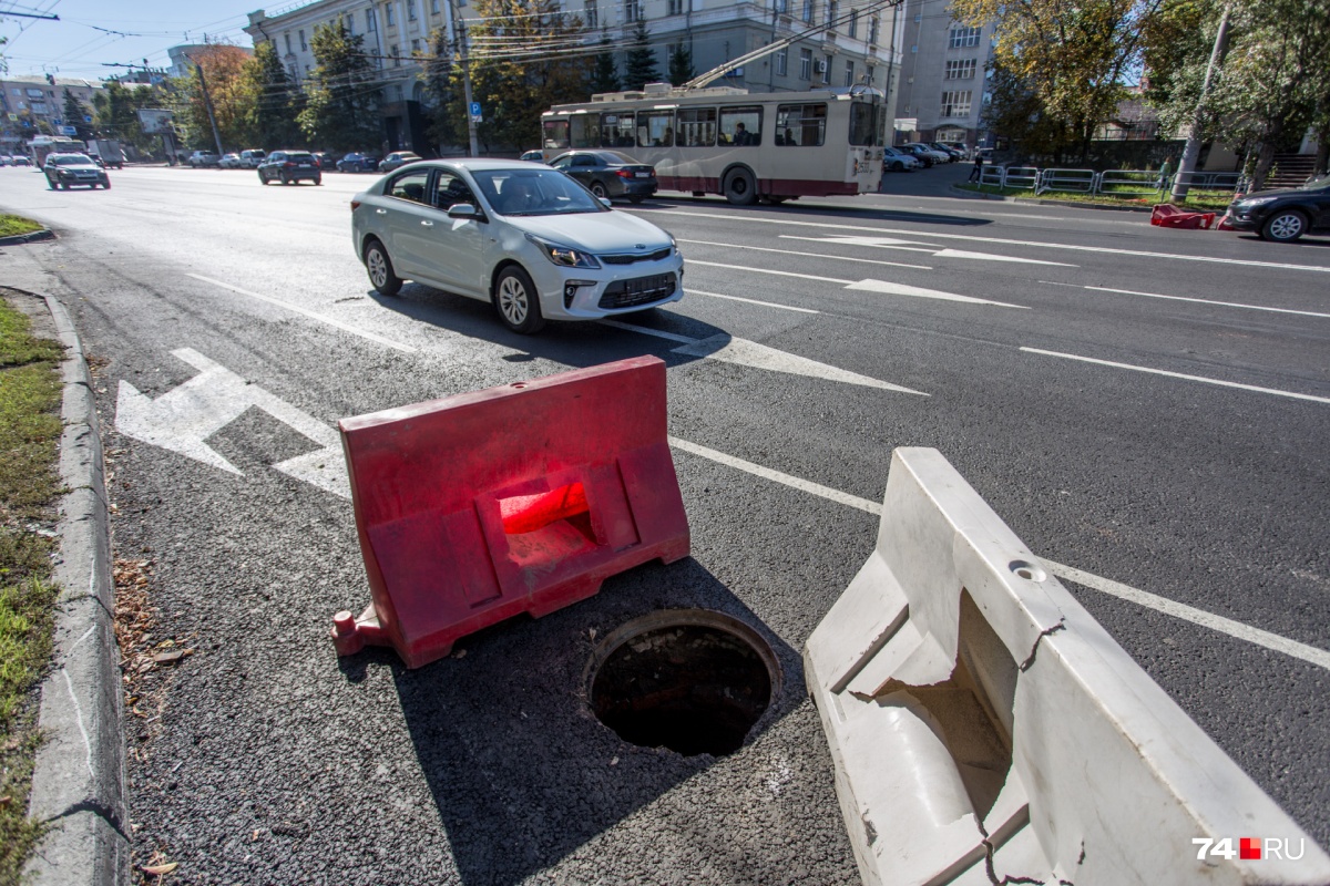 А где-то люди и автомобилисты рисковали провалиться в колодец, люк с которого утащило жульё А где-то люди и автомобилисты рисковали провалиться в колодец, люк с которого утащило жульё