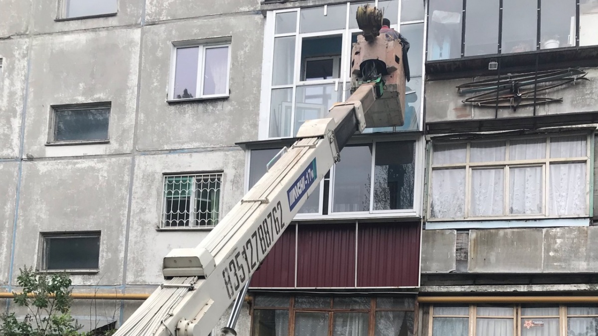 А на ваш взгляд, допустимо ли перегораживать двор, если автомобиль выполняет подобные работы?