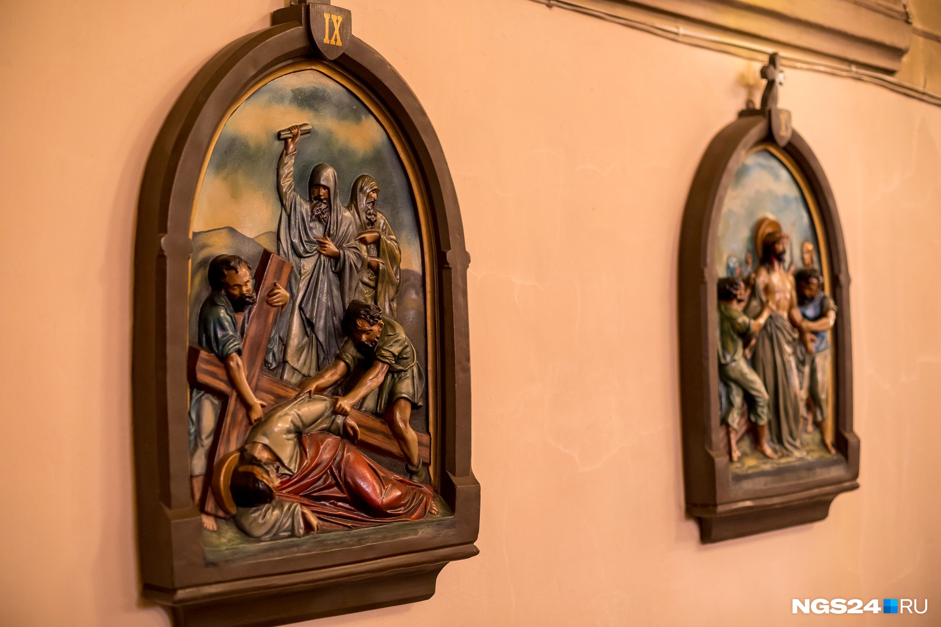 Стены зала украшают барельефы с изображением крестного пути Христа