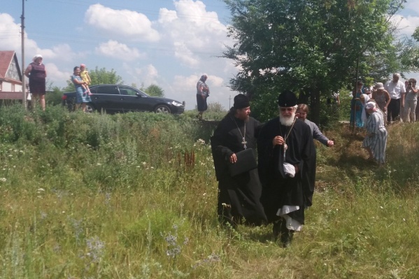 Владыка Сергий лично приехал осмотреть место стройки Владыка Сергий лично приехал осмотреть место стройки
