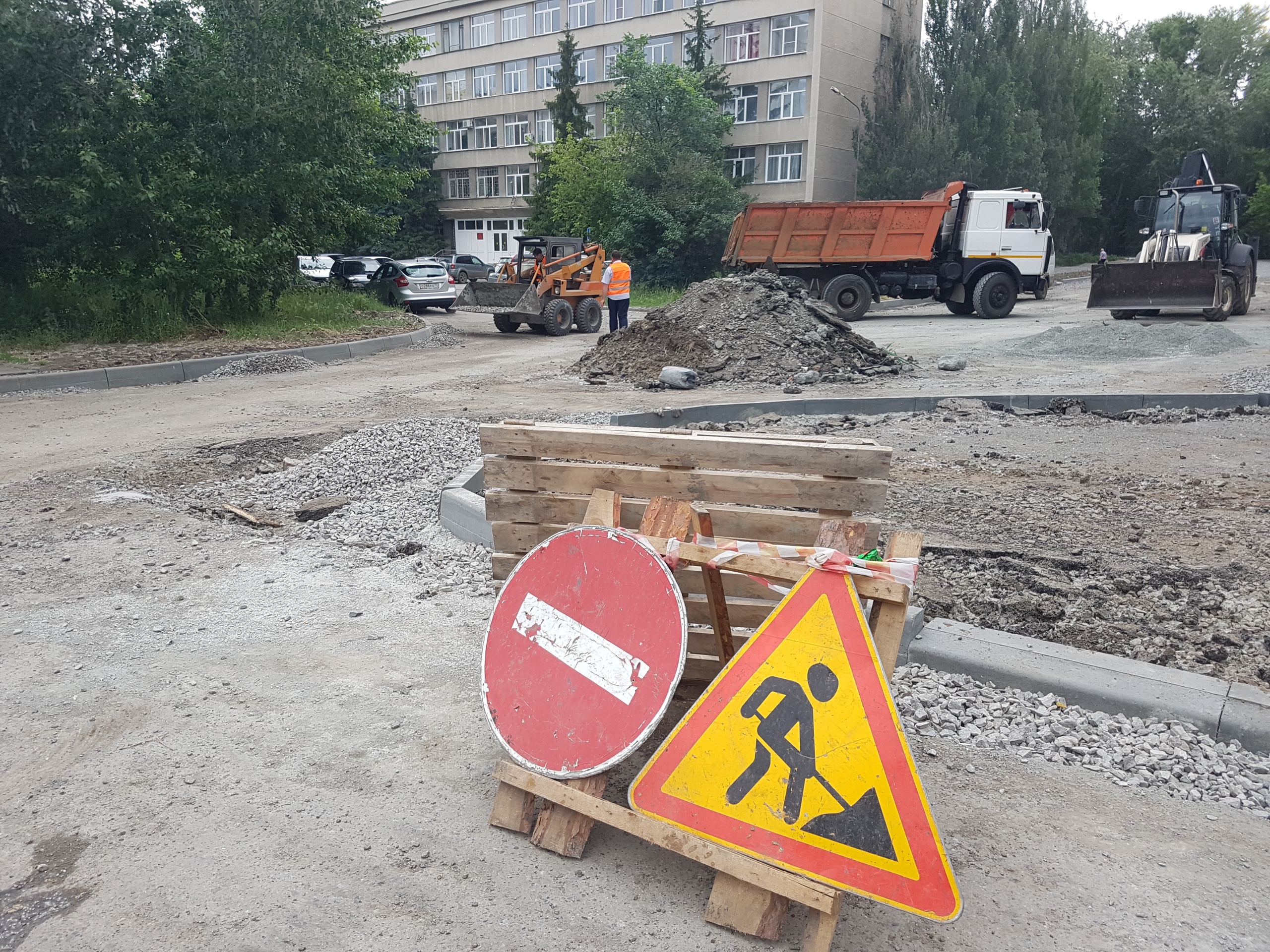 Во двор подрядная организация не заходит и ремонтирует только подъезд к музучилищу Во двор подрядная организация не заходит и ремонтирует только подъезд к музучилищу