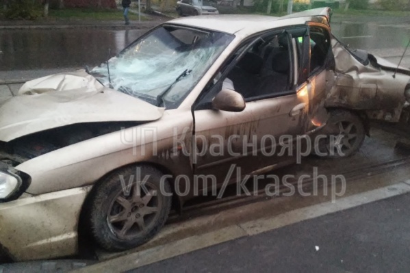 Водитель врезался в ограждение Водитель врезался в ограждение
