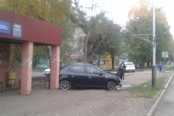 Машина едва не сбила стоявших на остановке школьников Машина едва не сбила стоявших на остановке школьников
