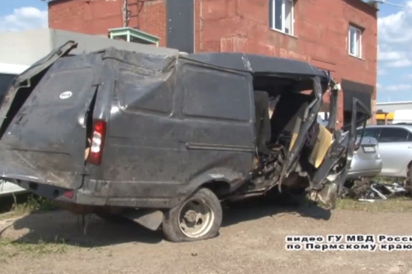 Виновник аварии ехал на этой угнанной «Газели», выпив несколько бутылок алкоголя Виновник аварии ехал на этой угнанной «Газели», выпив несколько бутылок алкоголя