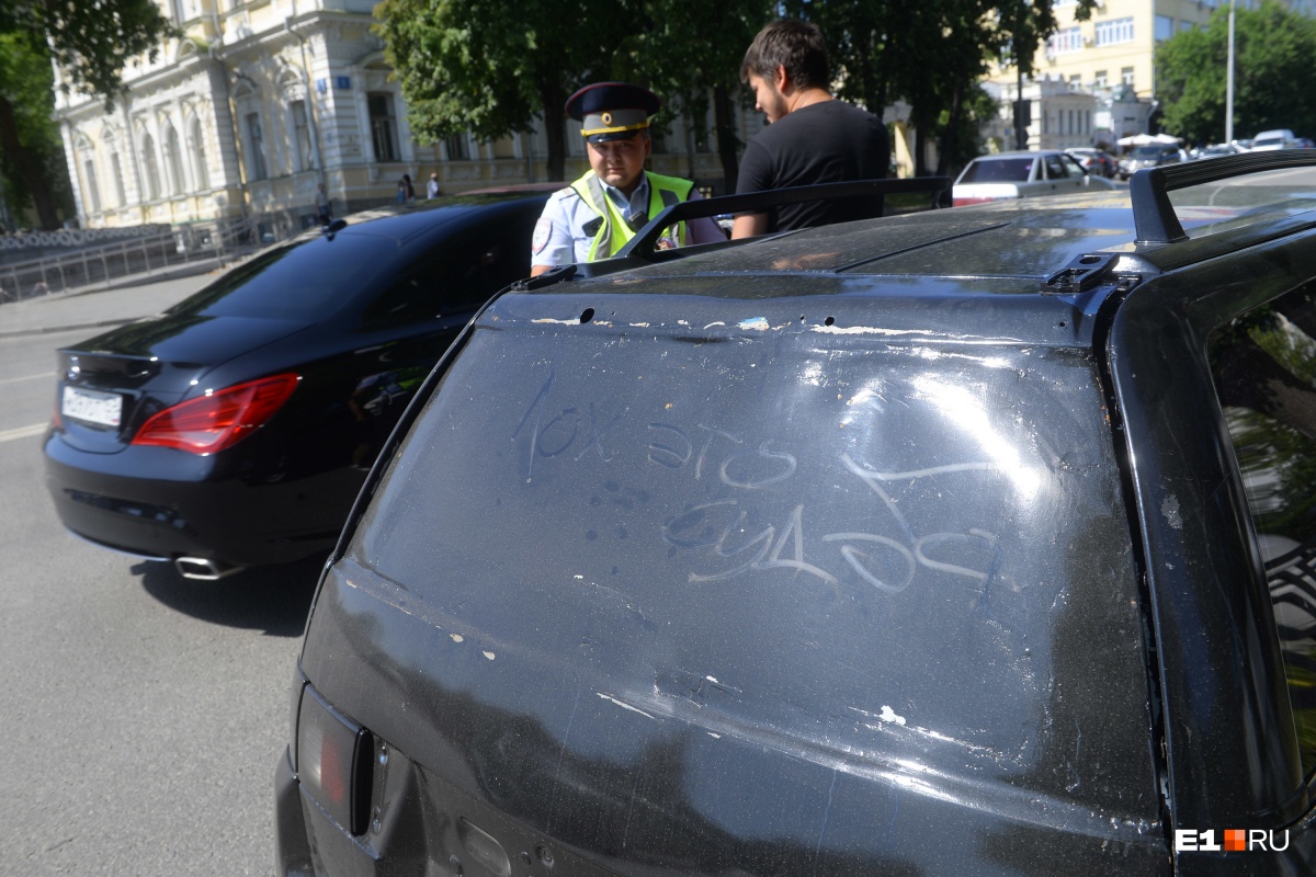 Дерзко: водитель припарковал заниженную Lada прямо на Плотинке | 25.07.2019  | Екатеринбург - БезФормата