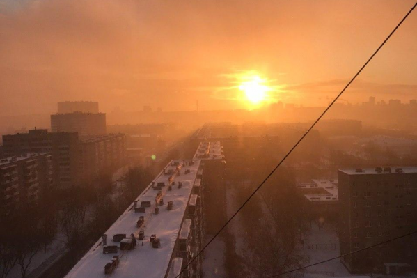 Вид на Уралмаш с улицы Восстания. Все затянуто дымом Вид на Уралмаш с улицы Восстания. Все затянуто дымом