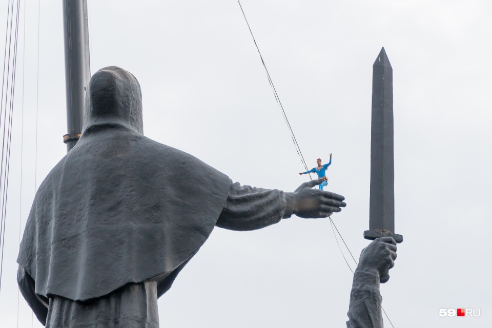 10 августа в Перми прошел фестиваль уличных театров Perm street fest 2019. Немецкий канатоходец Фриди Куни <a href="https://59.ru/text/entertainment/66193243/" target="_blank" class="_">прошел по натянутой стропе</a> между двумя основными зданиями городской эспланады — Театром-Театром и Законодательным собранием 10 августа в Перми прошел фестиваль уличных театров Perm street fest 2019. Немецкий канатоходец Фриди Куни <a href="https://59.ru/text/entertainment/66193243/" target="_blank" class="_">прошел по натянутой стропе</a> между двумя основными зданиями городской эспланады — Театром-Театром и Законодательным собранием