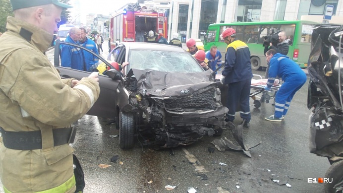 Такие повреждения получила KIA после аварии Такие повреждения получила KIA после аварии