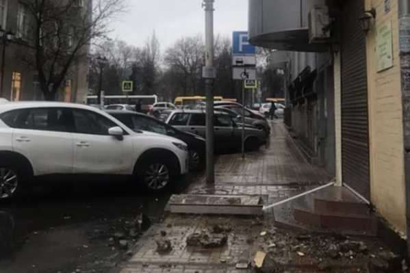 Камни упали на тротуар, едва не попав в прохожих Камни упали на тротуар, едва не попав в прохожих