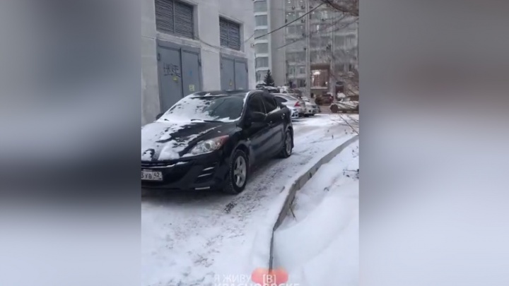 «Это нормально?»: девушка 40 минут пыталась выехать с парковки у мэрии и сняла гневное видео