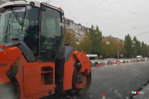 На улице Чичерина уже вторую неделю укладывают асфальт На улице Чичерина уже вторую неделю укладывают асфальт