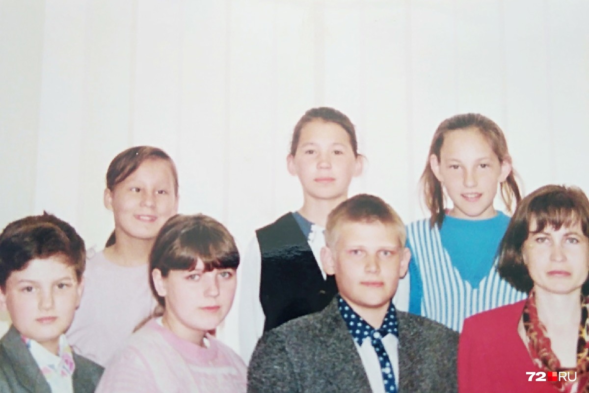 Алёна (крайняя слева во втором ряду) в средних классах. Она очень любила улыбаться 