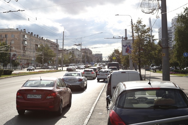 На перекрёстке проспекта Ленина и улицы Энгельса убрали знаки, но все по-прежнему поворачивают направо с двух полос На перекрёстке проспекта Ленина и улицы Энгельса убрали знаки, но все по-прежнему поворачивают направо с двух полос