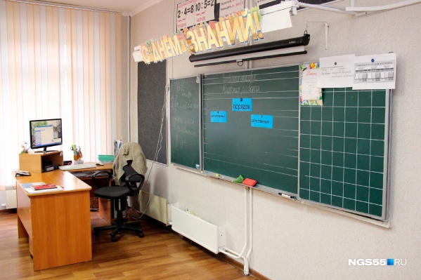 Учителей не хватает, и нагрузку перекладывают на тех, кто продолжает работать за скромную зарплату Учителей не хватает, и нагрузку перекладывают на тех, кто продолжает работать за скромную зарплату