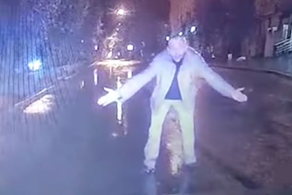 Пешеход вышел на дорогу и не давал машинам проехать Пешеход вышел на дорогу и не давал машинам проехать