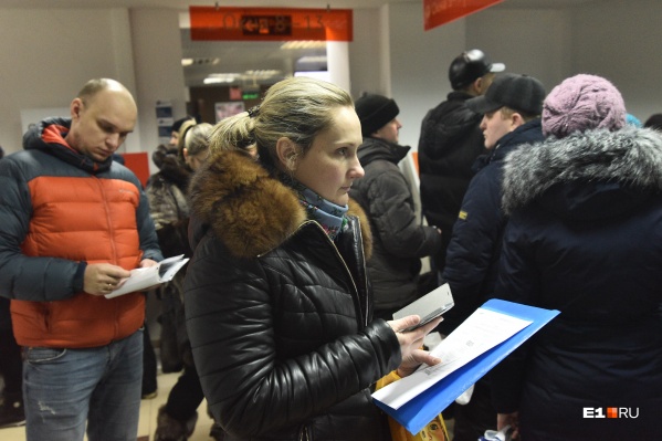 Родители сегодня пытались выяснить новые номера очереди в МФЦ, но там этой информации нет Родители сегодня пытались выяснить новые номера очереди в МФЦ, но там этой информации нет