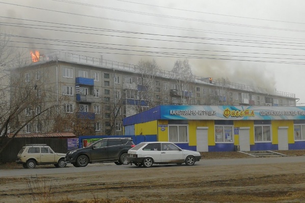 Из дома эвакуировали всех, кто был внутри на момент пожара. Причина пока не ясна Из дома эвакуировали всех, кто был внутри на момент пожара. Причина пока не ясна