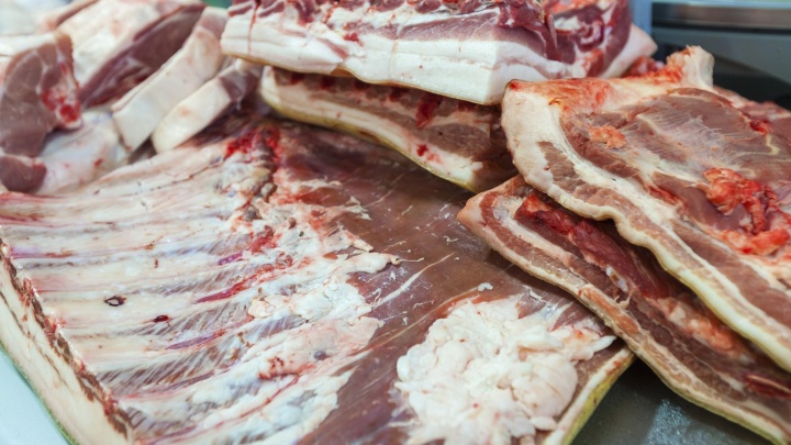 В Кургане задержали подозреваемых в краже мяса: они украли из магазина свинину на 15 тысяч рублей