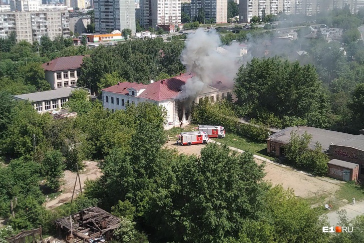 Огнем оказалось охвачено двухэтажное здание