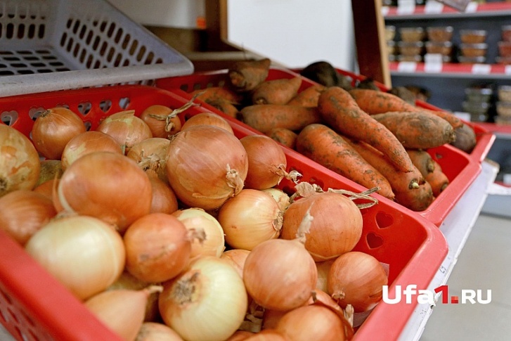 По данным экспертов, больше всего в стоимости взлетели лук, морковь и картофель