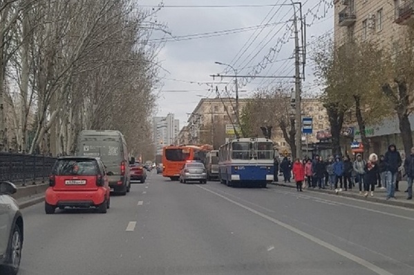 Конфликт разгорелся прямо на остановке сразу после аварии Конфликт разгорелся прямо на остановке сразу после аварии