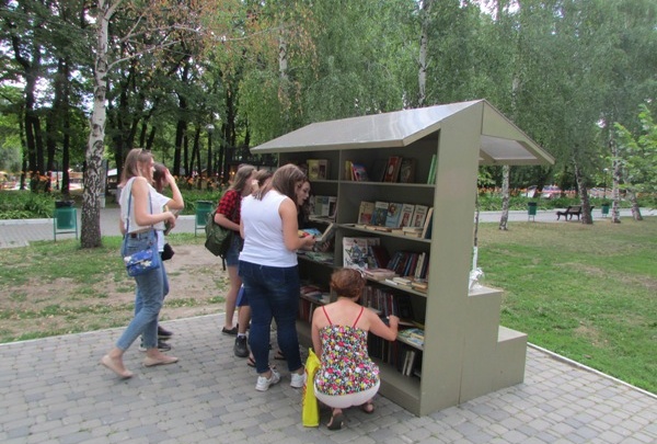 «Шорох бумажных страниц»: в Самаре уличные библиотеки пополнили книгами
