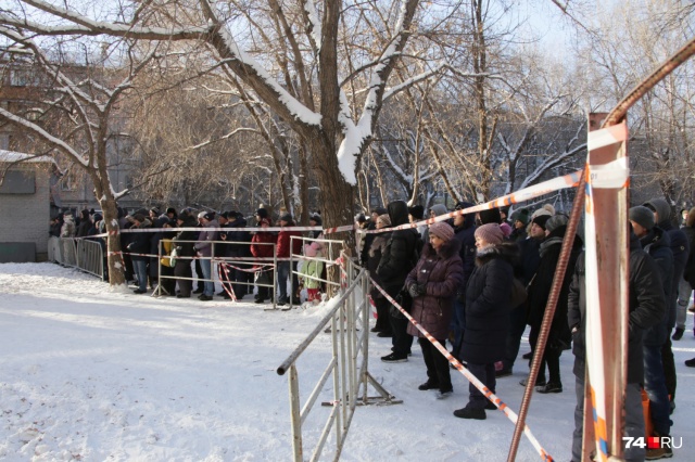 Несмотря на мороз, люди продолжают ждать новостей Несмотря на мороз, люди продолжают ждать новостей