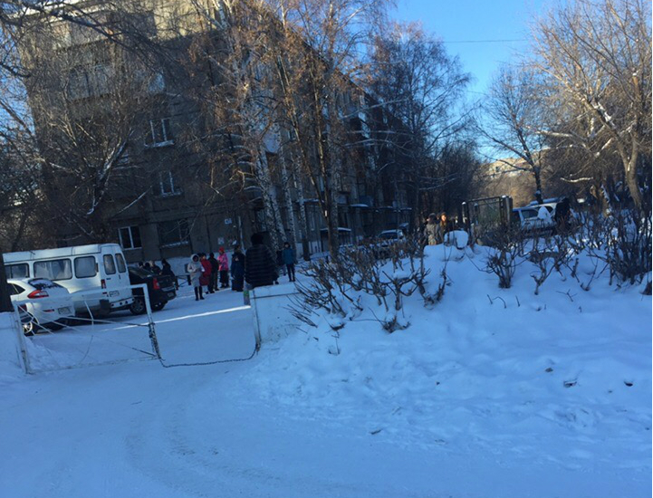 Люди в срочном порядке покинули здание школы Люди в срочном порядке покинули здание школы