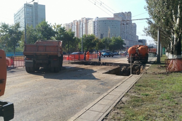 Рабочие трудились на участке с самого утра Рабочие трудились на участке с самого утра