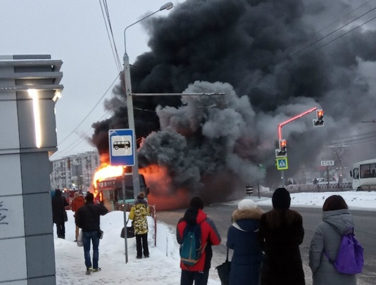 Сгорел полностью: в Ярославле вспыхнул автобус