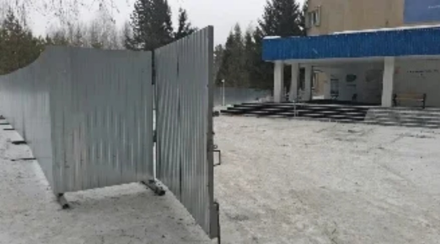 Это ограждение, которое установили по всему периметру центра Это ограждение, которое установили по всему периметру центра