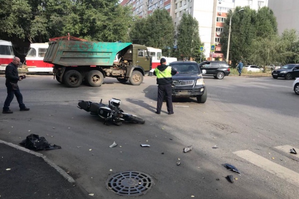 Сотрудники ГИБДД регулировали движение на месте аварии Сотрудники ГИБДД регулировали движение на месте аварии