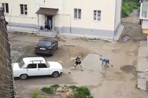 Парни пытались убежать, но упали Парни пытались убежать, но упали
