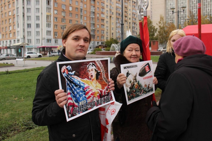Некоторые митингующие держат в руках плакаты на корейском языке. Фото Стаса Соколова Некоторые митингующие держат в руках плакаты на корейском языке. Фото Стаса Соколова