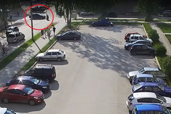 Автомобиль и скутер столкнулись на перекрестке