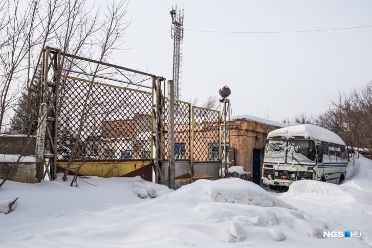 Раньше корпуса занимала городская аварийно-ремонтная служба, сейчас на территории пусто, а подъезд к воротам занесён снегом Раньше корпуса занимала городская аварийно-ремонтная служба, сейчас на территории пусто, а подъезд к воротам занесён снегом