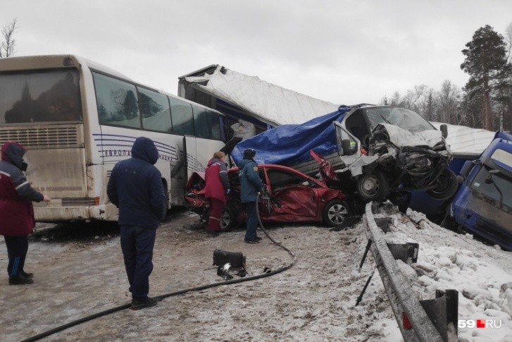 В аварии участвовали автобус, два большегруза, «Газель» и несколько легковушек В аварии участвовали автобус, два большегруза, «Газель» и несколько легковушек