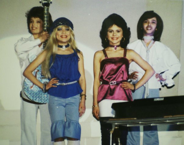 В группе ABBA Сережа изображал Бена Андерсона. Девочка в синем — Люда Павловская. Она же Мирей Матье. Помните?