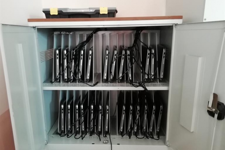 Для ноутбуков в классе организованы специальные шкафчики с ключом 