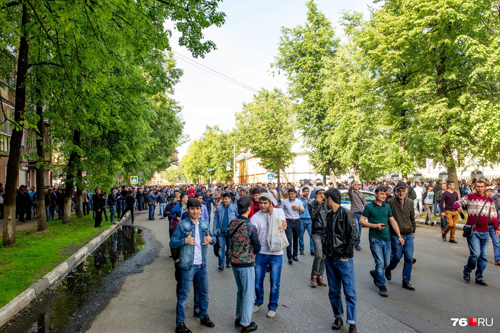 В день праздника мусульмане совершают праздничную ритуальную молитву (ид-намаз) В день праздника мусульмане совершают праздничную ритуальную молитву (ид-намаз)