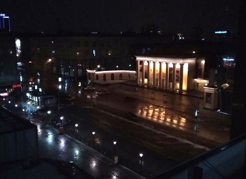 Кинотеатр «Победа» отражается в свежих лужах Кинотеатр «Победа» отражается в свежих лужах