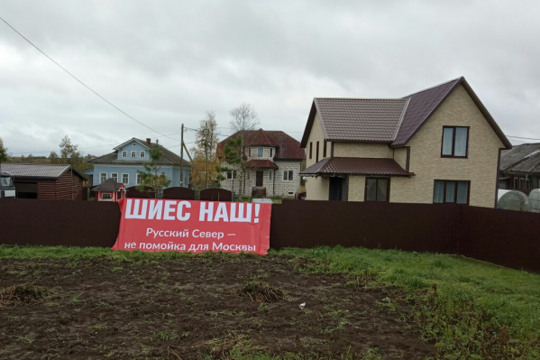 Красный баннер хорошо виден издалека Красный баннер хорошо виден издалека