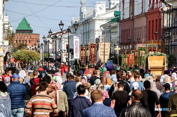 В крестном ходе участвуют сотни людей В крестном ходе участвуют сотни людей