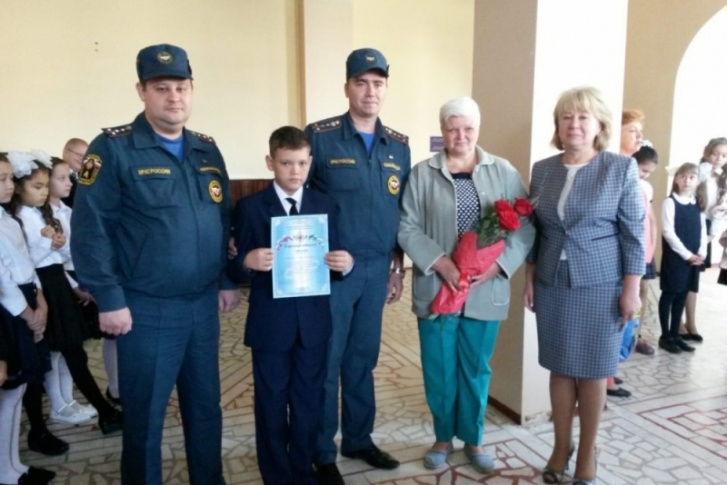 Чтобы вручить грамоту, пожарные пришли на торжественную школьную линейку Чтобы вручить грамоту, пожарные пришли на торжественную школьную линейку