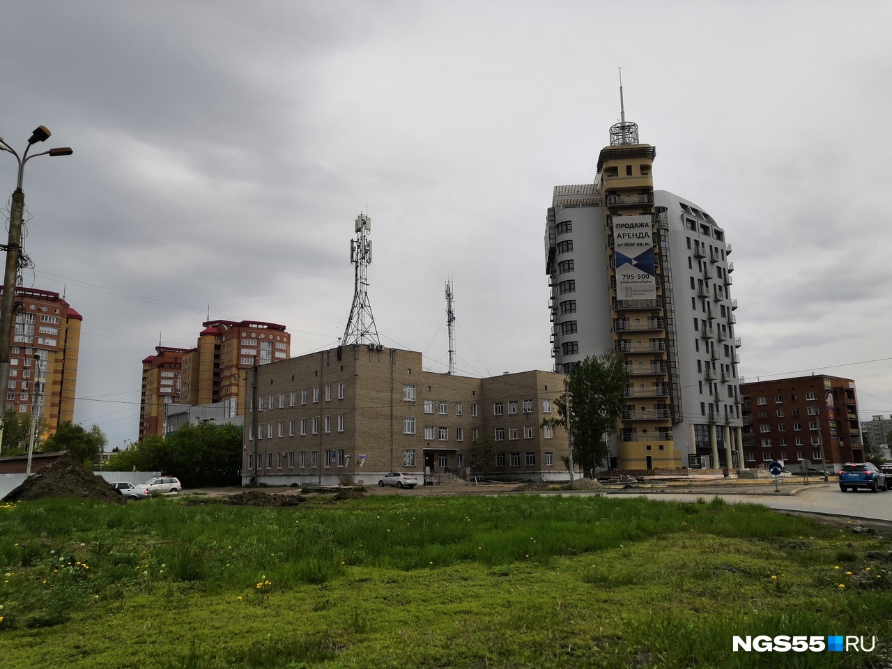 «Что здесь строят?»: в Омске появилось новое здание со шпилем